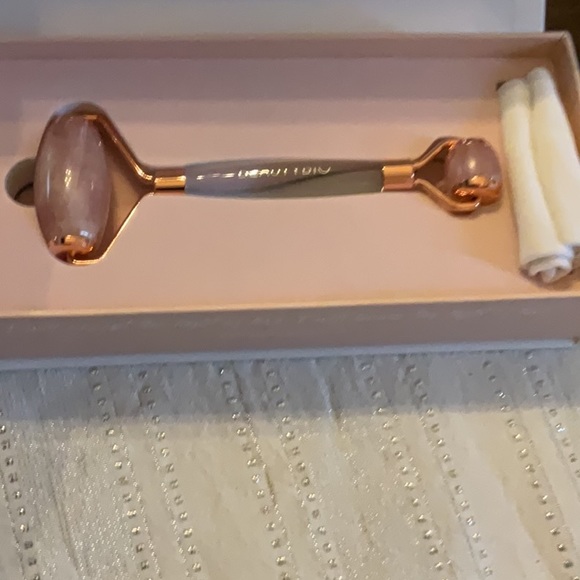 BeautyBio Rose Quartz Roller - Picture 4 of 4